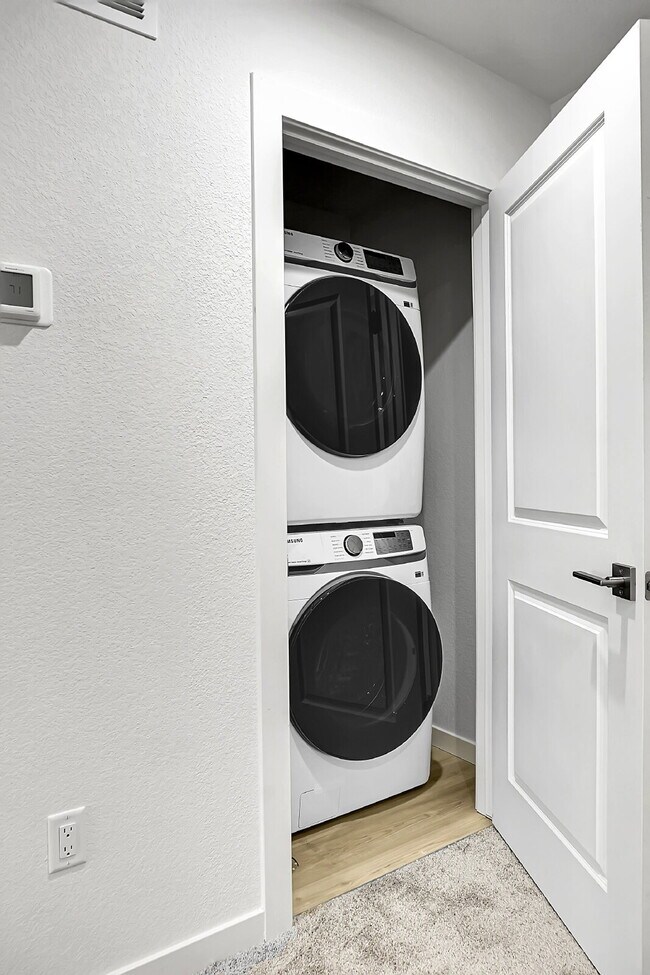 Building Photo - $2,350- 3 Bed 2.5 Bath Townhome in CO Springs with Central AC, and In Unit Laundry!