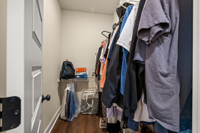 Building Photo - DT Cornelia Loft 3