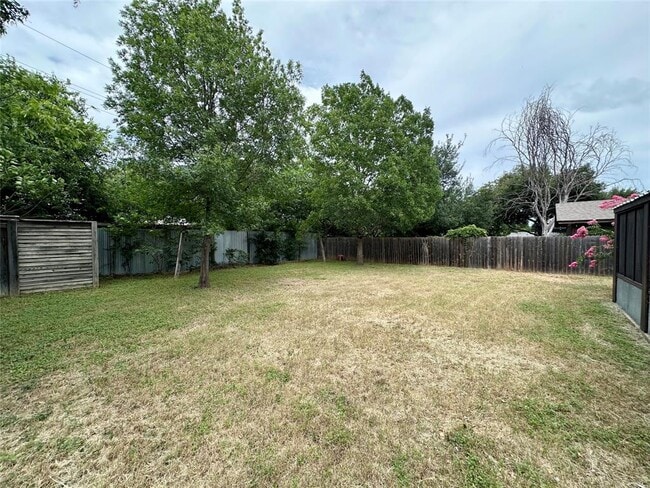 Building Photo - 208 E Lisa Dr
