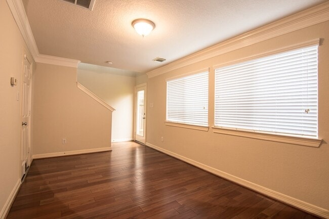 Building Photo - 3002 Clearview Cir