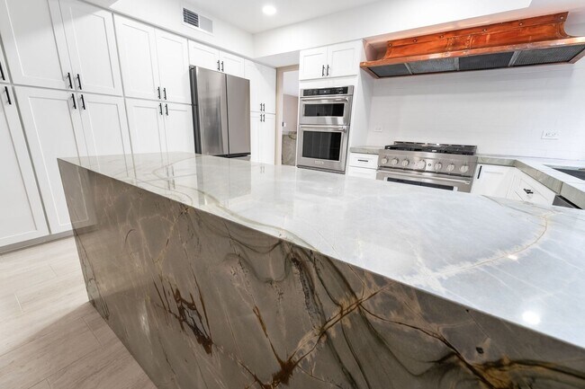 Building Photo - 968 Pinehurst Dr