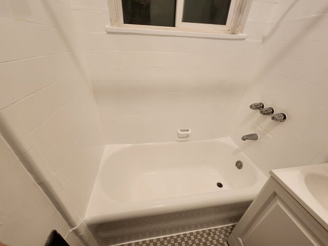 Building Photo - 126 N Almont Dr