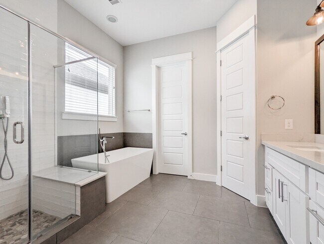 Building Photo - 1114 W 15th 1/2 St