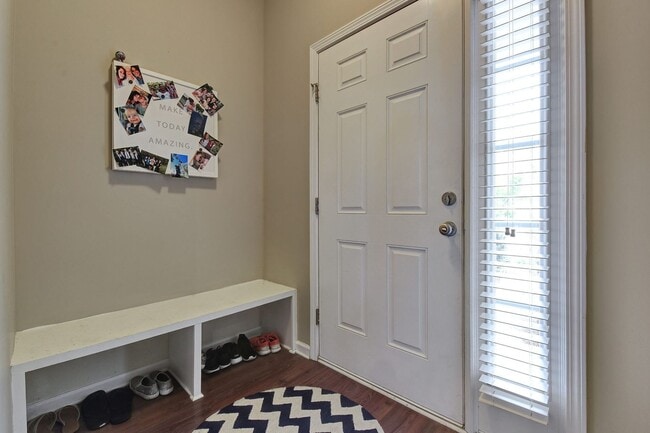 Building Photo - 3 Bedroom Townhouse