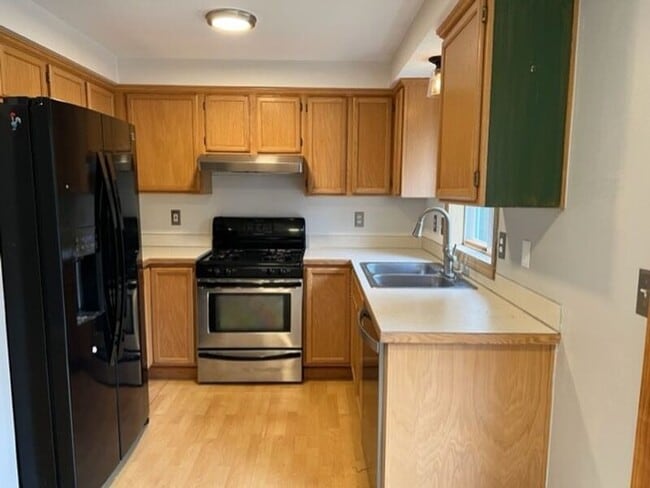 Building Photo - 26525 Fox Hill Dr N