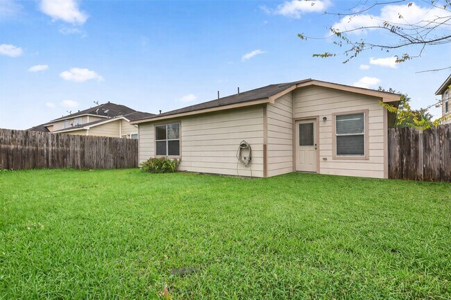 Building Photo - 1614 Wooded Acres Dr