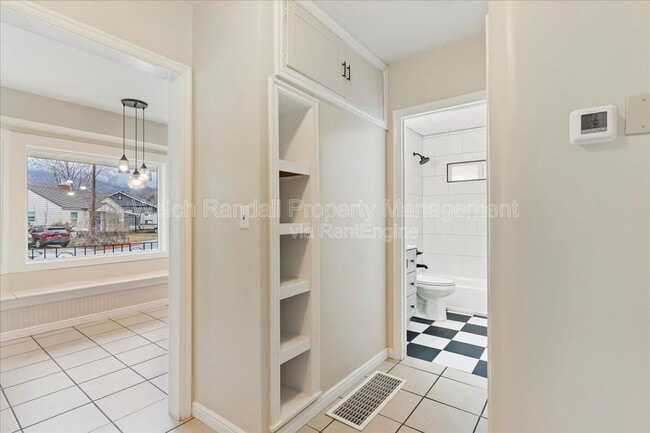 Building Photo - 153 Country Club Dr