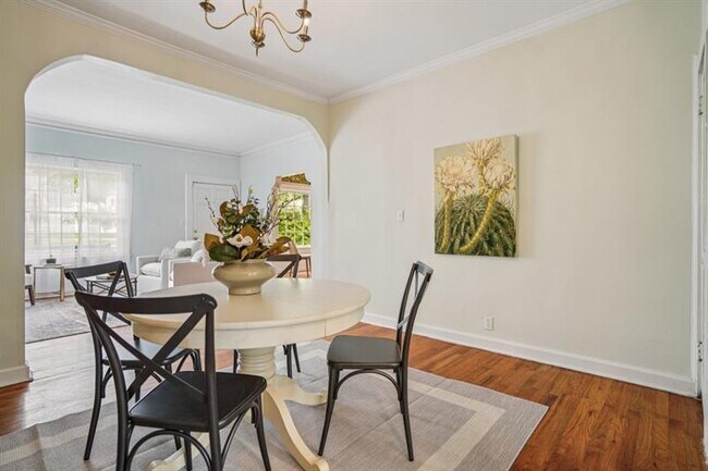 Building Photo - 615 Sycamore Dr