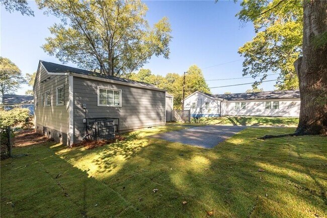 Building Photo - 896 Oakland Dr SW