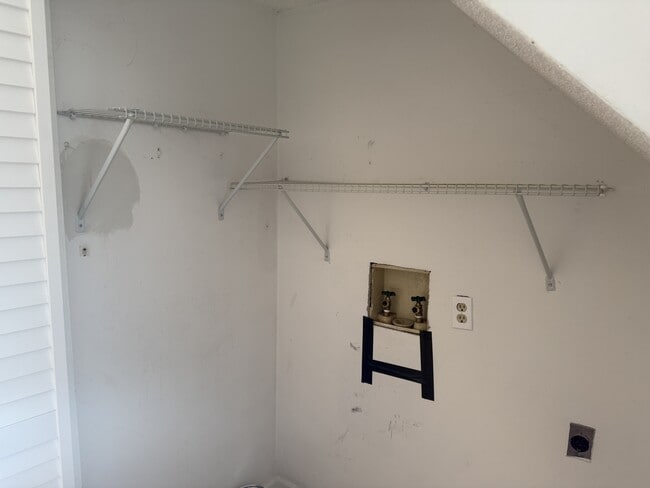 Building Photo - 300 Lee Dr