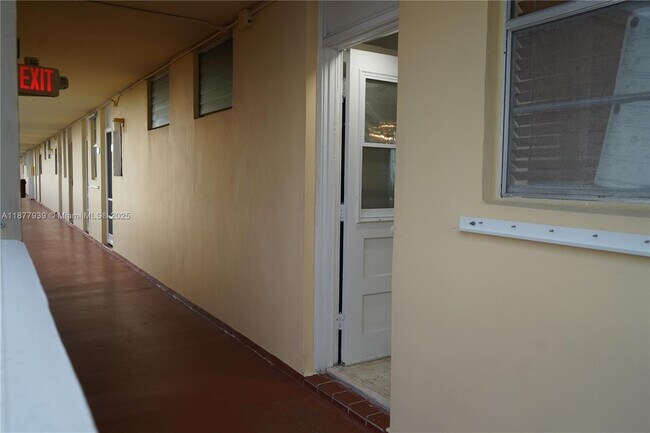 Building Photo - 2999 Point E Dr