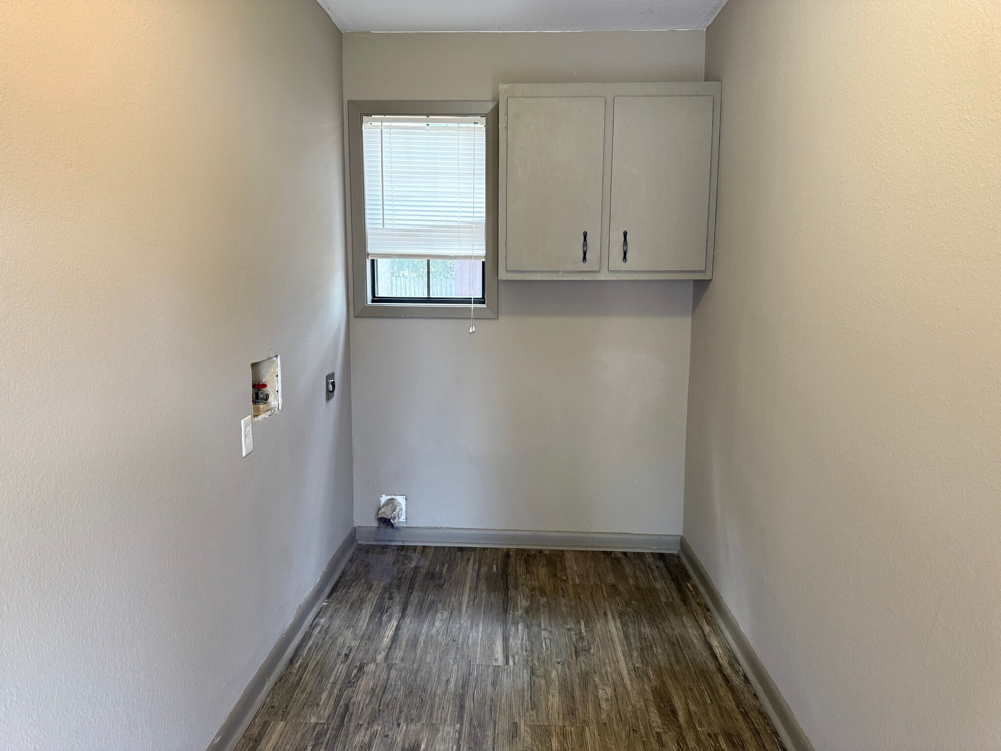 Laundry - 2804 Clifft St