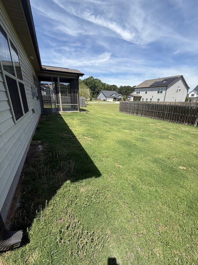 Building Photo - 222 Skyway Dr