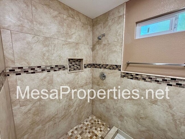 Building Photo - 16059 Iris Dr