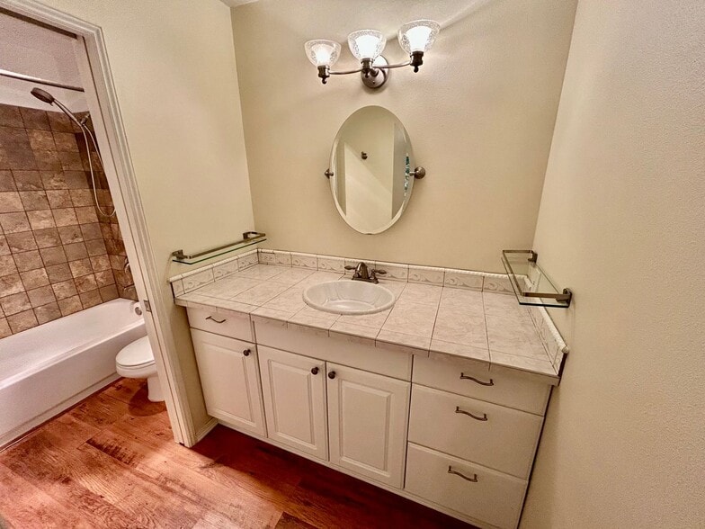 Building Photo - Great Location!