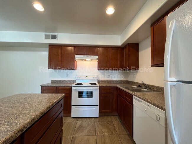 Building Photo - 10402 N 9th Ave