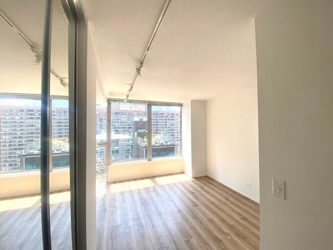 Building Photo - 230 E Ontario St