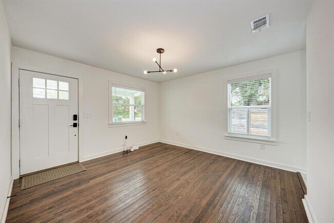 Building Photo - 1703 Hillcrest Ln