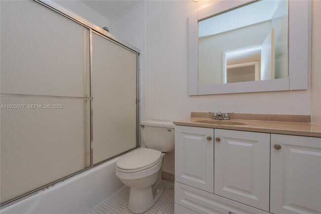 Building Photo - 10784 N Kendall Dr