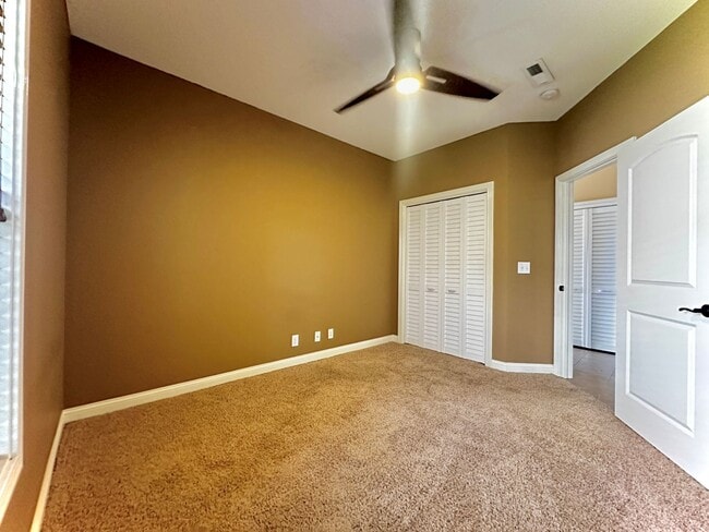 Building Photo - Welcome to this cozy and inviting 2-bedroo...