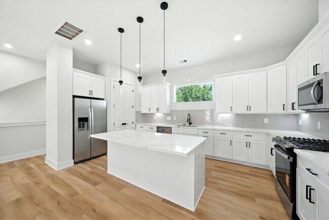 Building Photo - 2306 Hoskins Dr