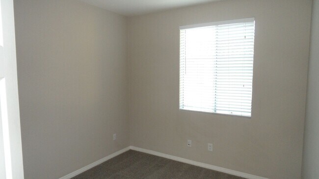 Building Photo - 33 Bonsall