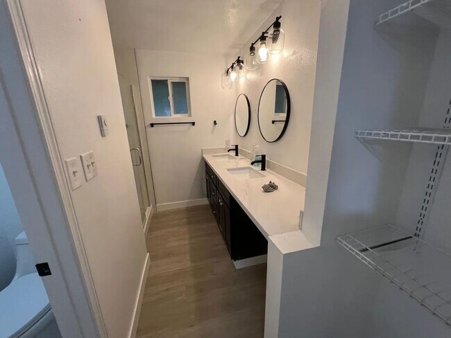 Building Photo - Renovated 4-Bedroom Single-Level Home in Quiet Kent Central Location