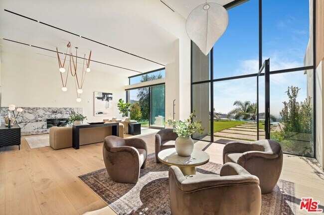 Building Photo - 2501 Banyan Dr