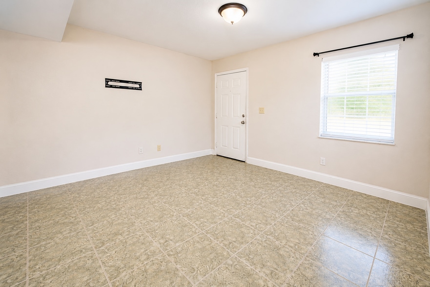 Building Photo - 7126 Waterside Dr