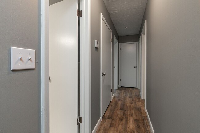 Building Photo - SOUTH SPRINGFIELD HOME (Kickapoo and Cherokee Schools) -- 3 Bed | 1.5 Bath | 2 Car Garage -- LARG...