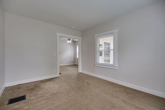 Building Photo - 2634 Wayland Ave