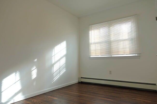 Building Photo - Updated 3 Bedroom / 2 Bath Home