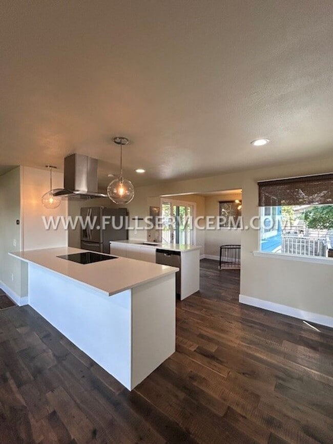Building Photo - Exceptional South Beacon Hill 3 BD 2 BA! Huge Deck!