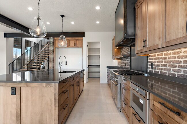 Building Photo - 98 S Carbon Rivet Ave