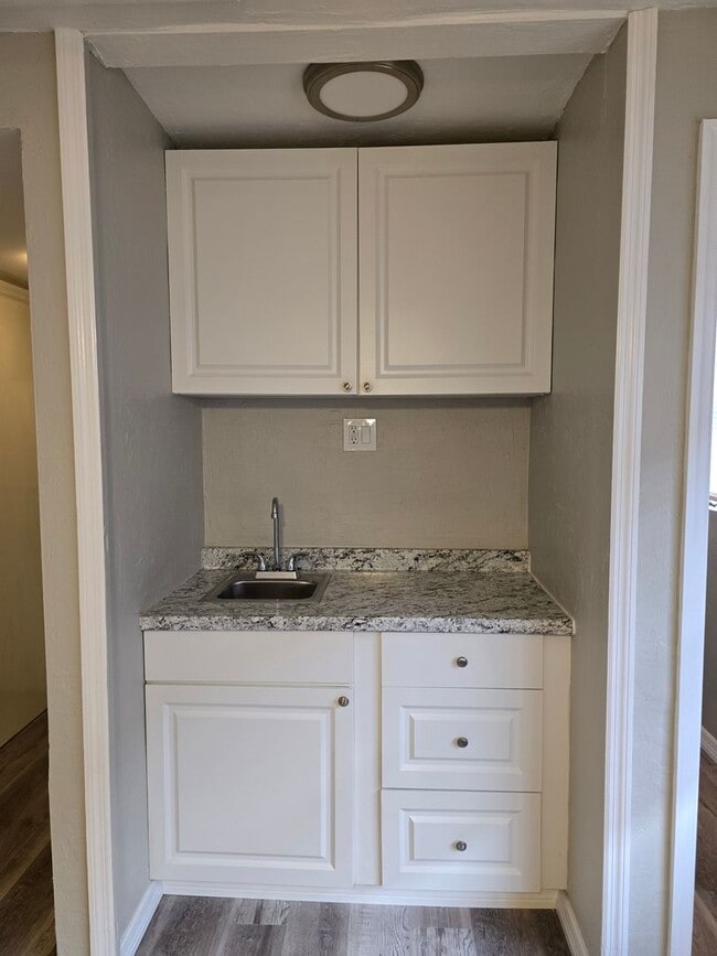 Building Photo - Efficency for rent