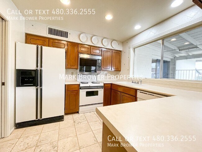 Building Photo - 2308 E Broadmor Dr