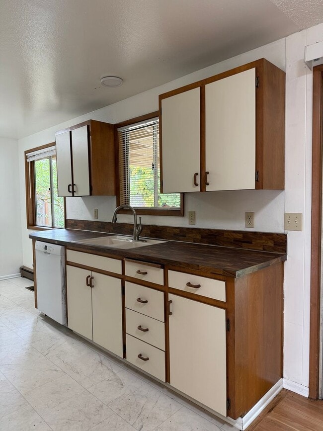 Building Photo - Great location in Milwaukie, OR! 3 bedroom 1 bath home with a large yard!