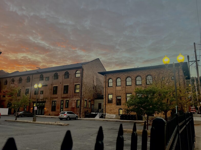 Building Photo - New South Side Apartments at 905 Bingham