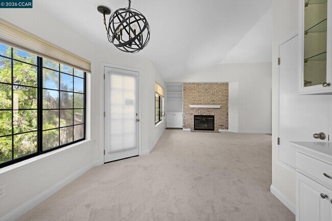 Building Photo - 5012 Lakeview Dr