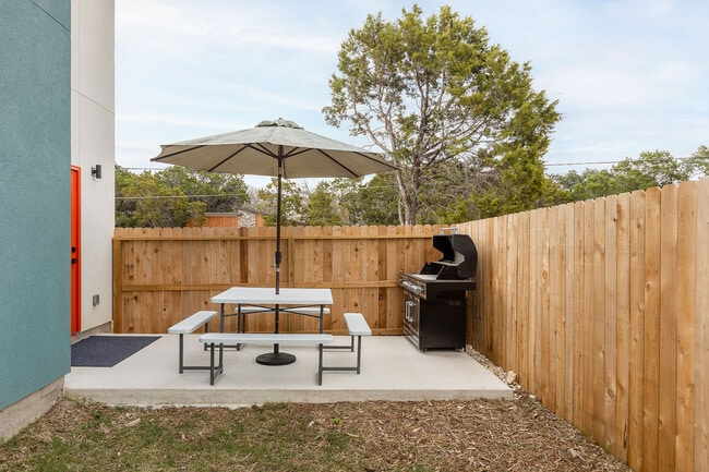 Building Photo - 1940 Green Hill Dr