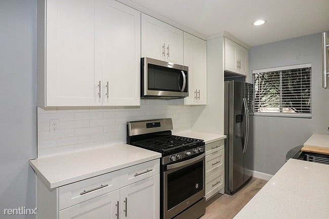Building Photo - 3 br, 3 bath Apartment - 2310 East 5th Street