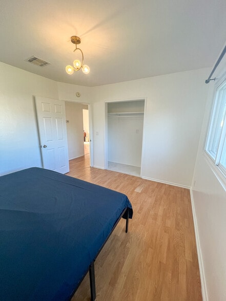 Building Photo - 10447 Cantara St