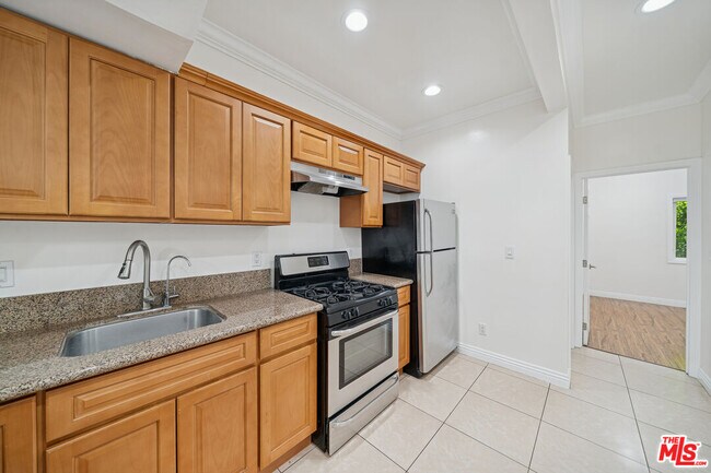 Building Photo - 6680 De Longpre Ave