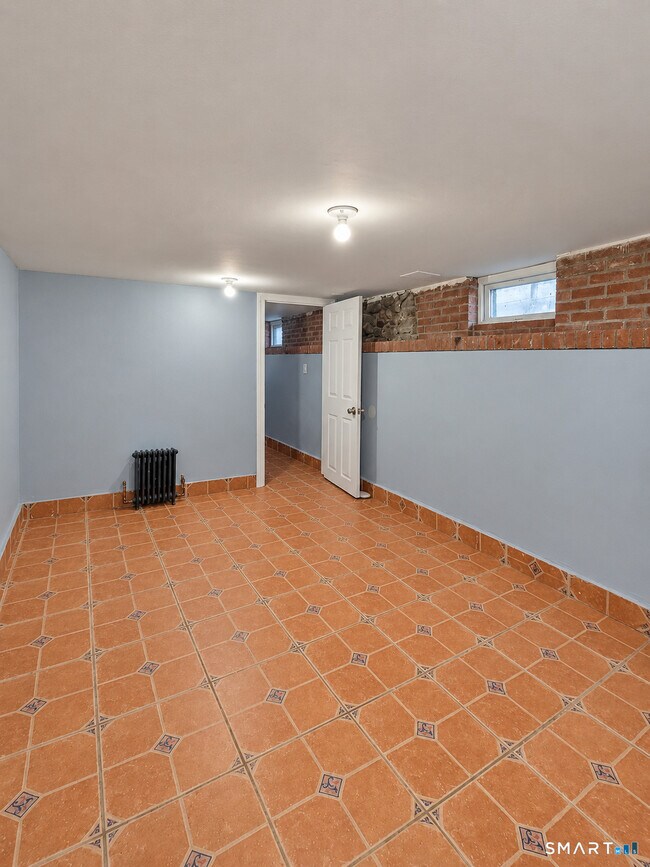Building Photo - 129 Wall St