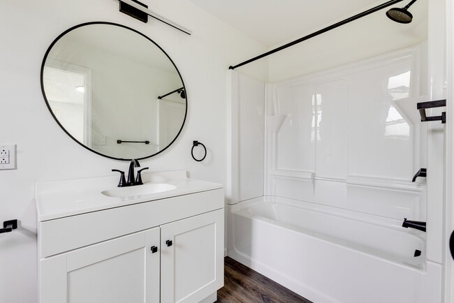 Building Photo - Fully Renovated 3BR/2BA Gem in the Heart o...