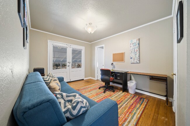 Building Photo - 1206 Oakwood Dr