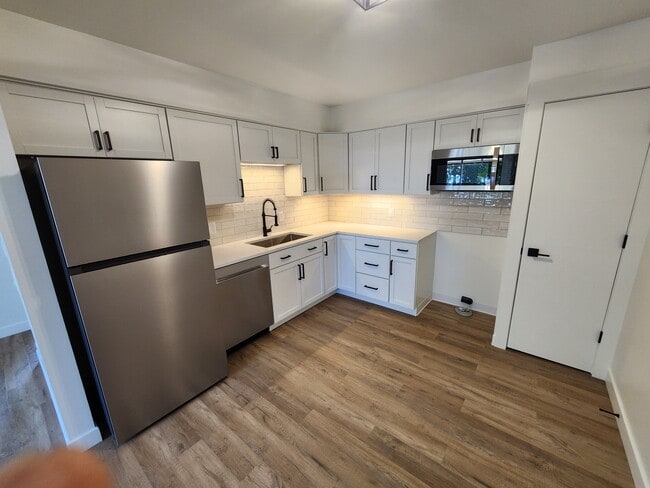 Primary Photo - Parkview Apartments