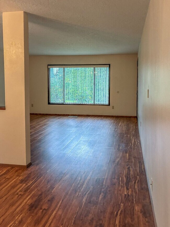 Building Photo - Hillsboro Duplex- 2 Bedroom 1 bathroom with fenced in yard available !