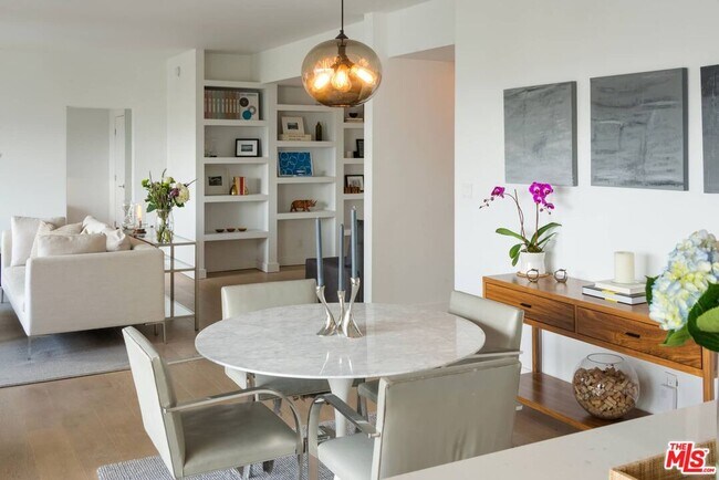 Building Photo - 838 N Doheny Dr