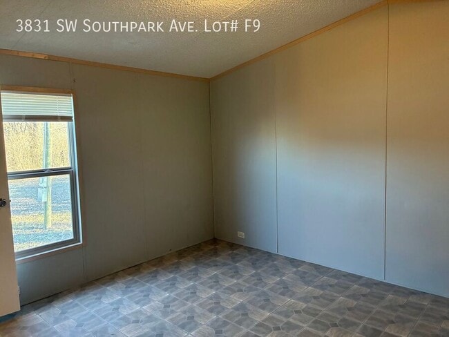 Building Photo - 3831 SW South Park Ave